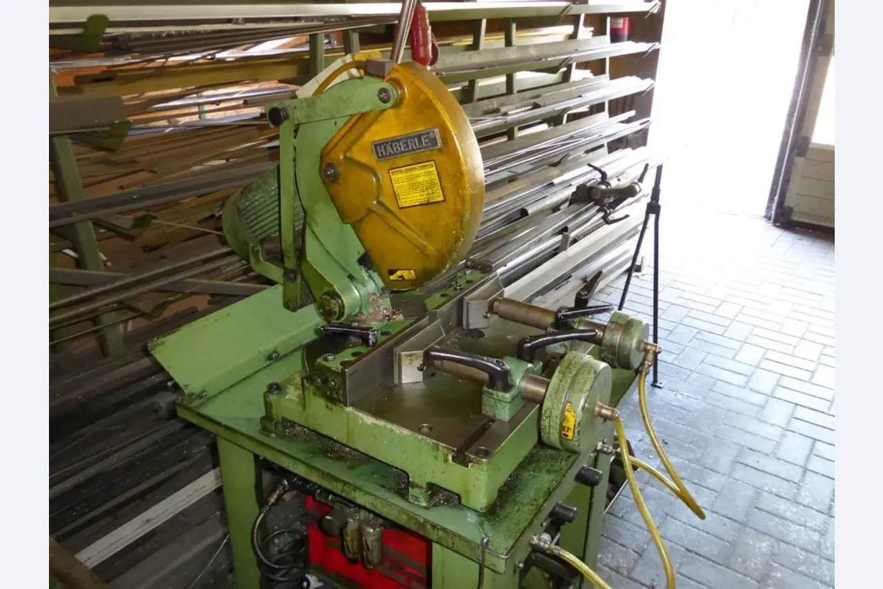 Machines pour la fabrication de ferrures de meubles et de garnitures de portes-9