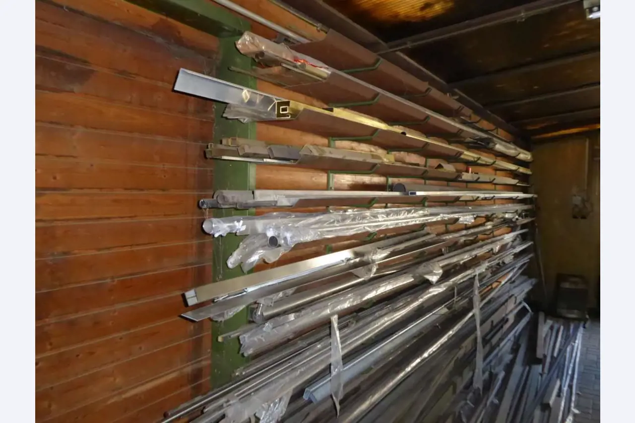 Stroji za proizvodnjo pohištvenega okovja in vratnih garnitur-13