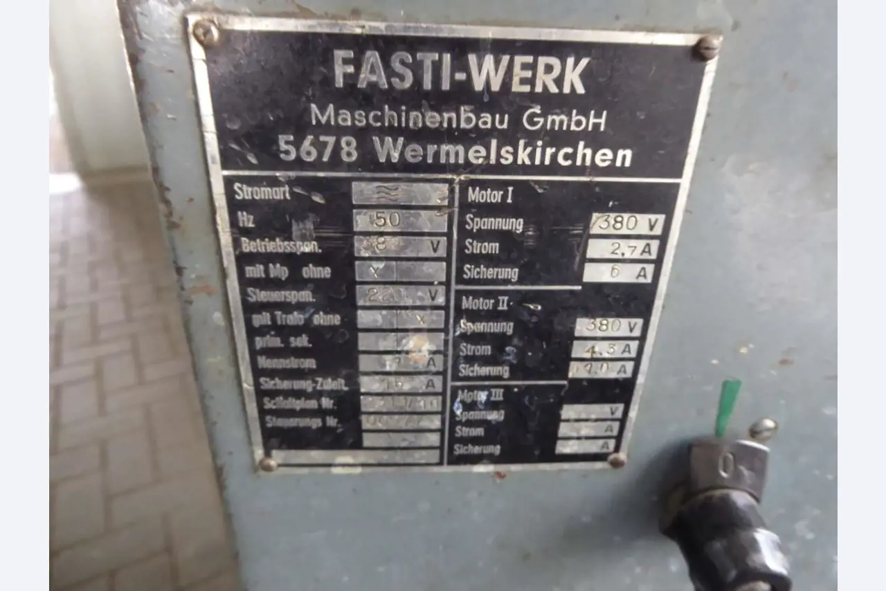 Machines pour la fabrication de ferrures de meubles et de garnitures de portes-3