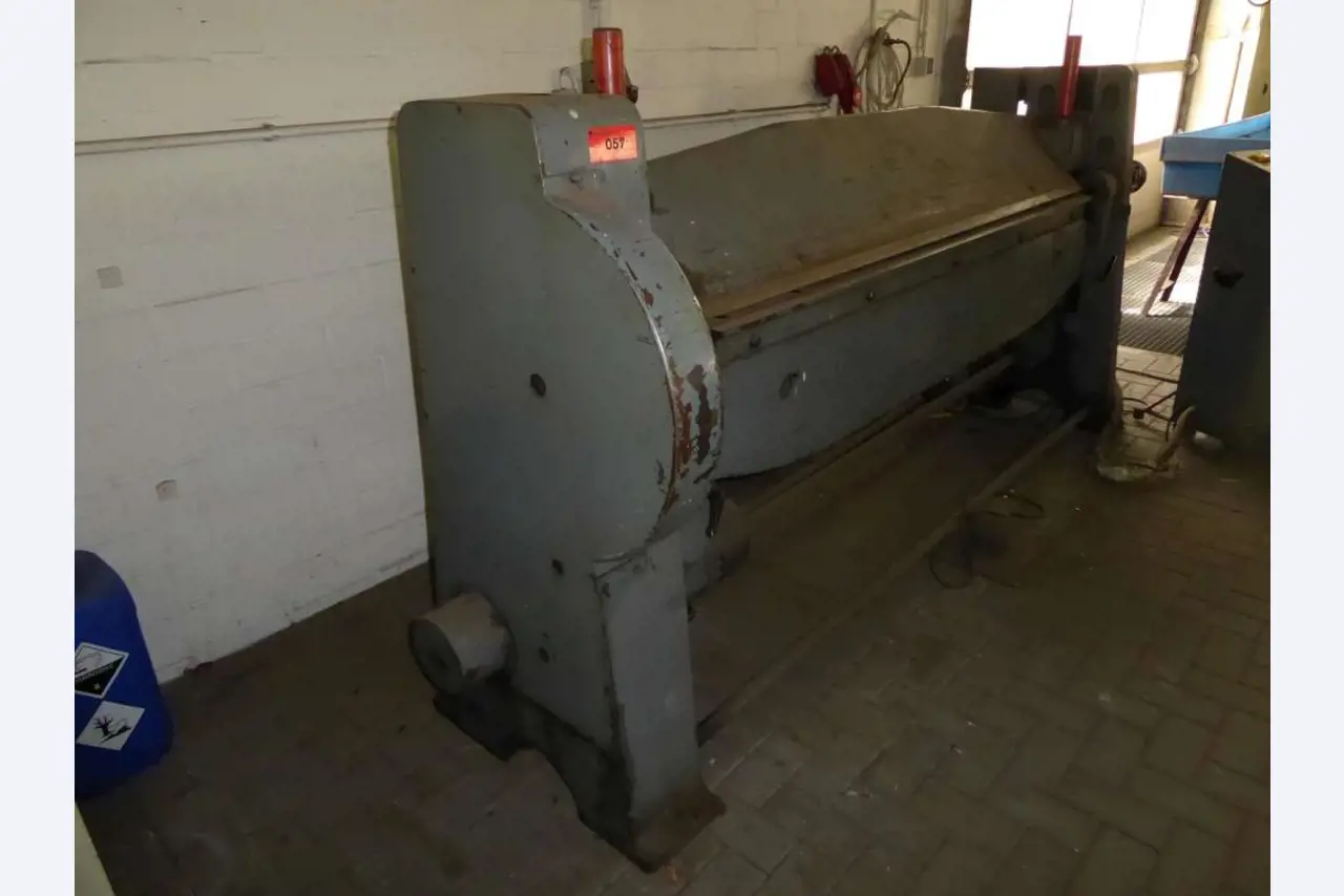 Machines pour la fabrication de ferrures de meubles et de garnitures de portes-8