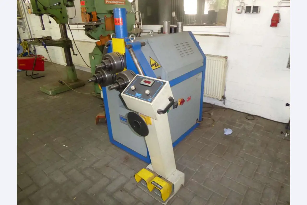 Máquinas para la fabricación de herrajes para muebles y juegos de puertas-1