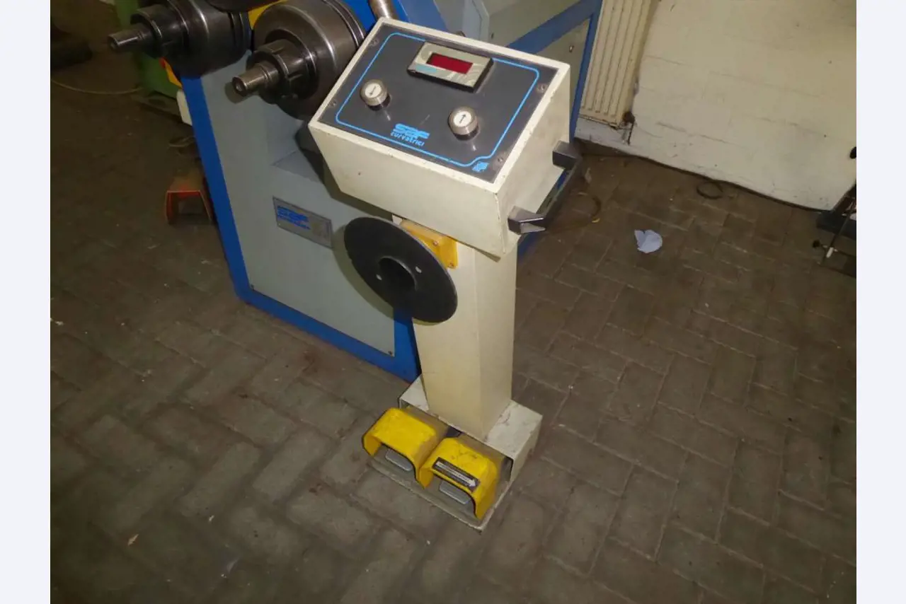 Machines pour la fabrication de ferrures de meubles et de garnitures de portes-4