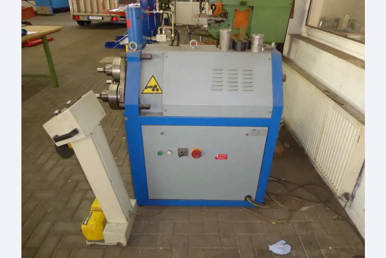 Máquinas para la fabricación de herrajes para muebles y juegos de puertas-6