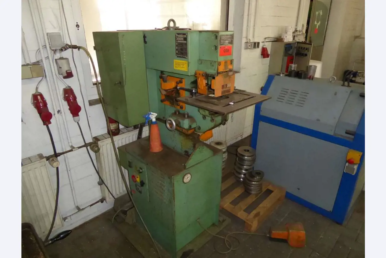 Máquinas para la fabricación de herrajes para muebles y juegos de puertas-1