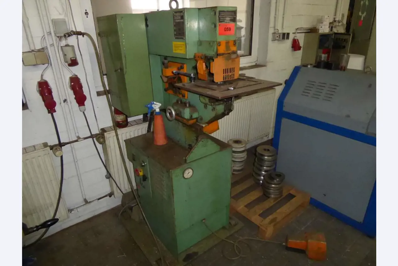 Máquinas para la fabricación de herrajes para muebles y juegos de puertas-3