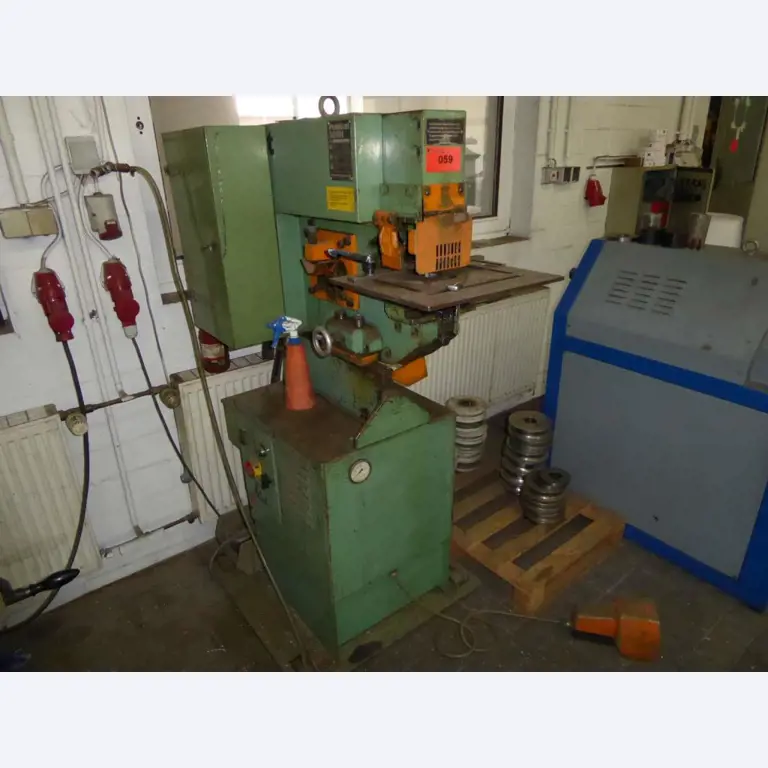 Máquinas para la fabricación de herrajes para muebles y juegos de puertas-3