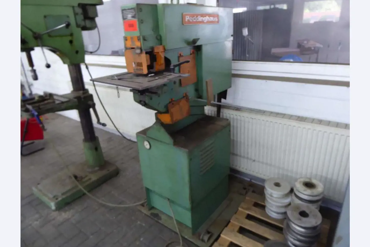 Máquinas para la fabricación de herrajes para muebles y juegos de puertas-4