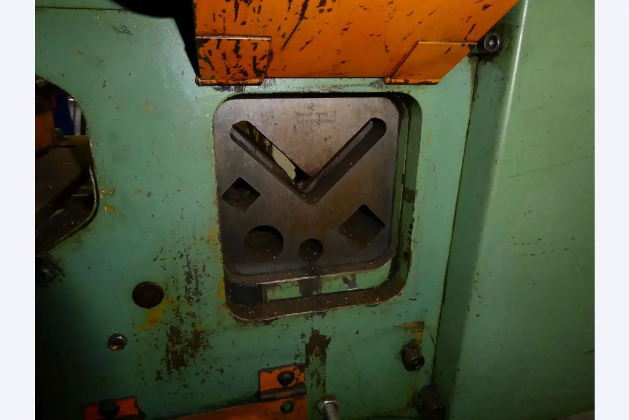 Máquinas para la fabricación de herrajes para muebles y juegos de puertas-5