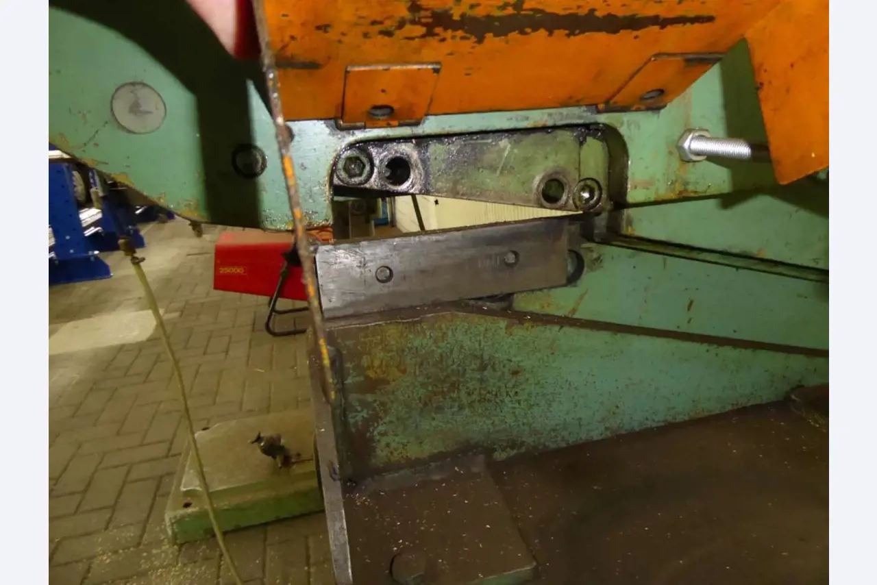 Máquinas para la fabricación de herrajes para muebles y juegos de puertas-6