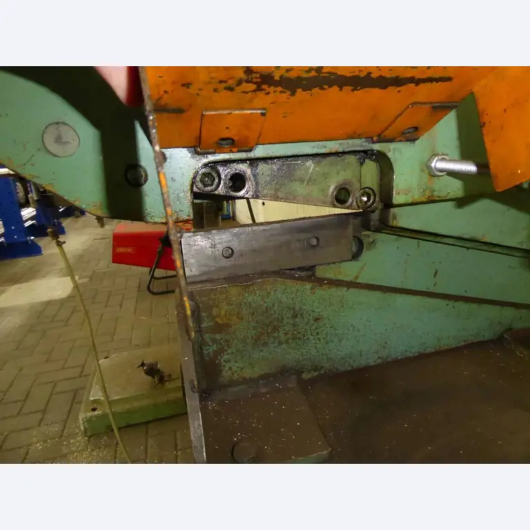 Máquinas para la fabricación de herrajes para muebles y juegos de puertas-6