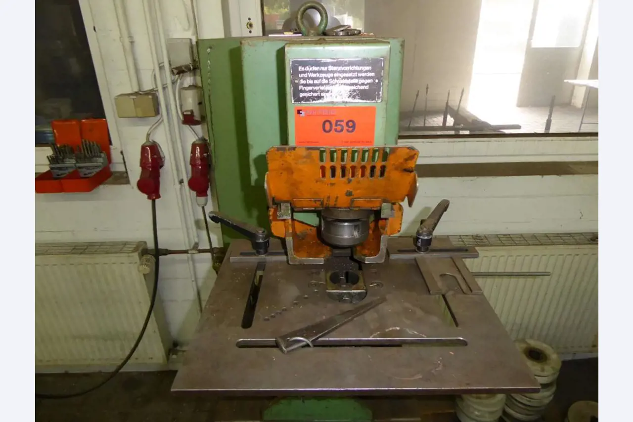 Máquinas para la fabricación de herrajes para muebles y juegos de puertas-7