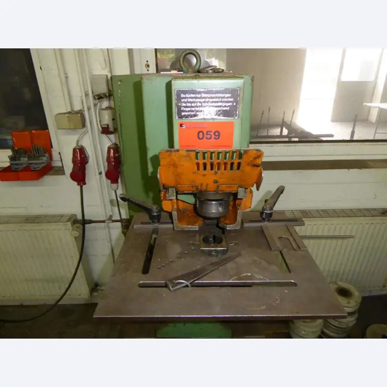 Máquinas para la fabricación de herrajes para muebles y juegos de puertas-7