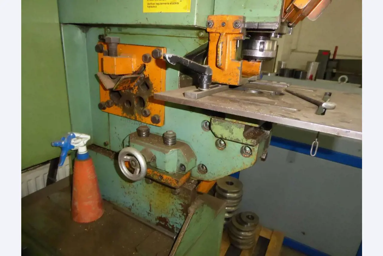 Máquinas para la fabricación de herrajes para muebles y juegos de puertas-8