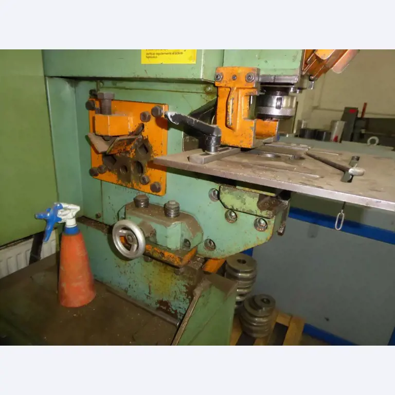 Máquinas para la fabricación de herrajes para muebles y juegos de puertas-8