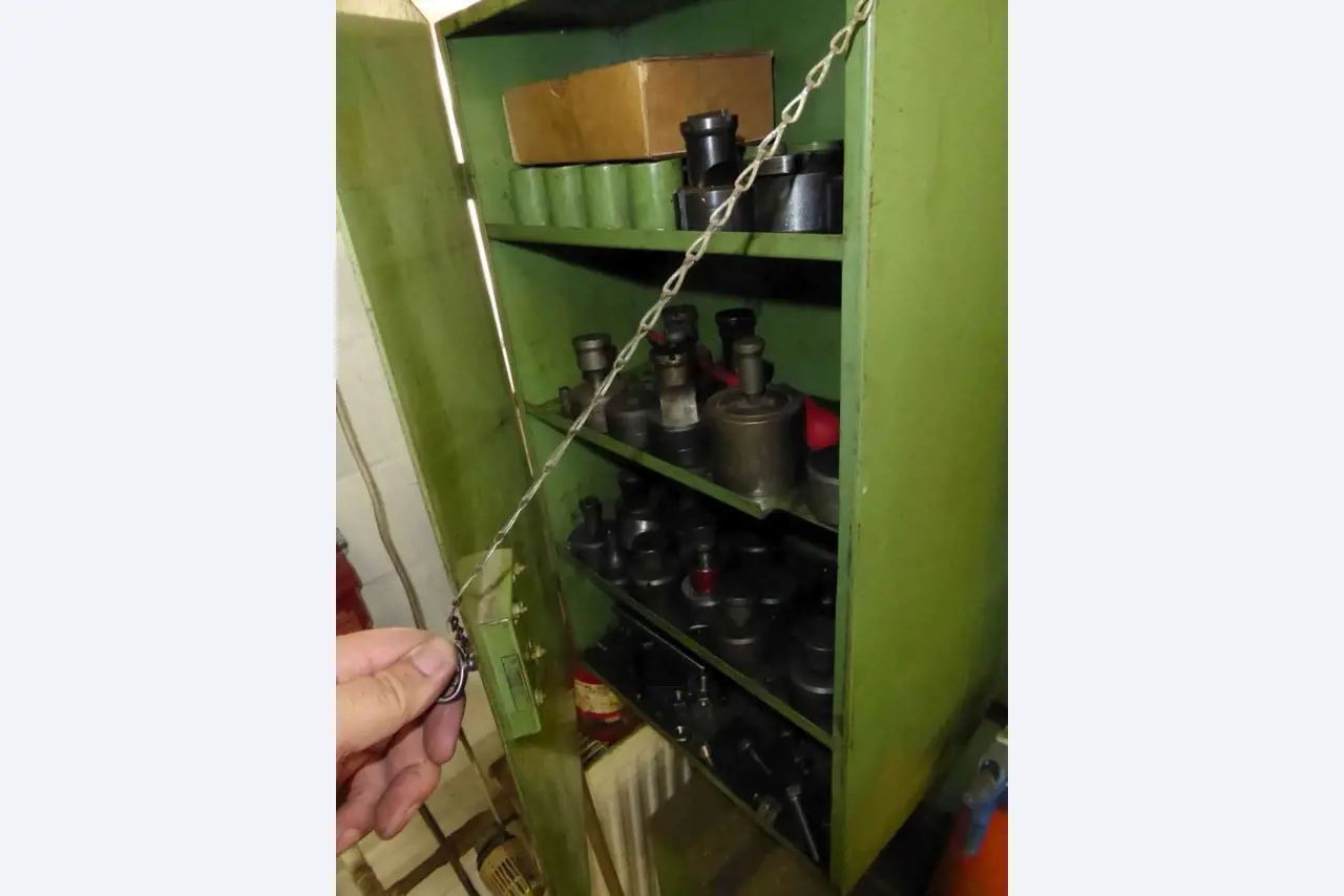 Máquinas para la fabricación de herrajes para muebles y juegos de puertas-9