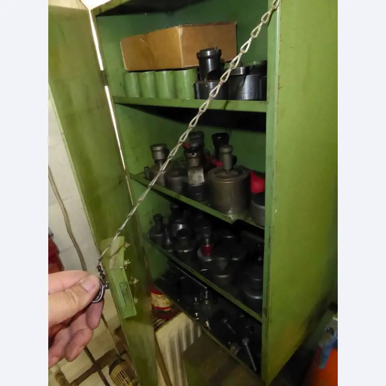 Máquinas para la fabricación de herrajes para muebles y juegos de puertas-9