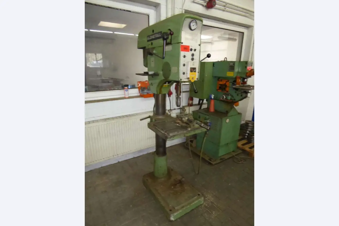 Máquinas para la fabricación de herrajes para muebles y juegos de puertas-1