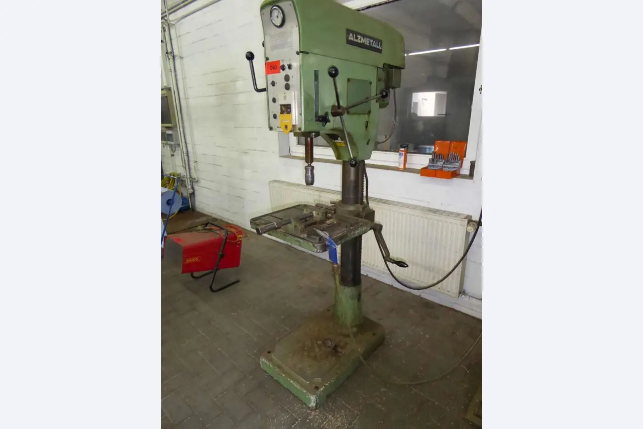 Máquinas para la fabricación de herrajes para muebles y juegos de puertas-2