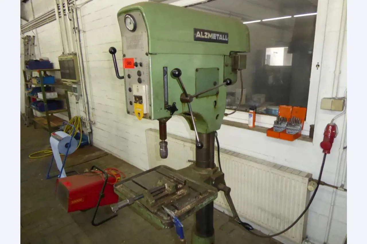 Máquinas para la fabricación de herrajes para muebles y juegos de puertas-3