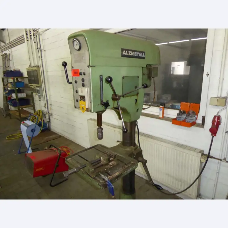 Máquinas para la fabricación de herrajes para muebles y juegos de puertas-3