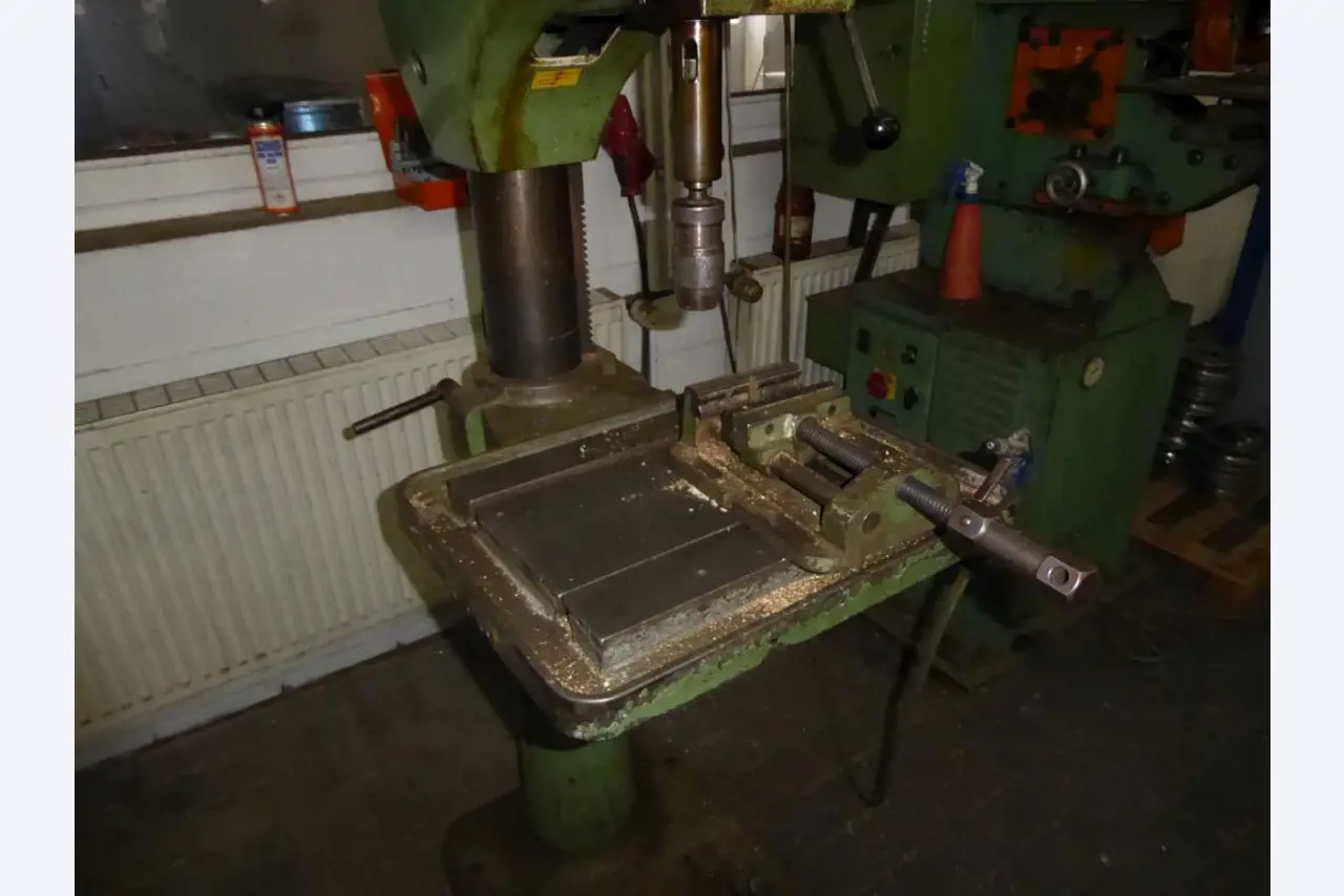 Máquinas para la fabricación de herrajes para muebles y juegos de puertas-4