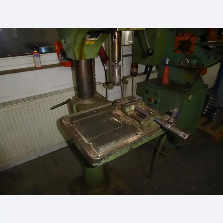 Máquinas para la fabricación de herrajes para muebles y juegos de puertas-4