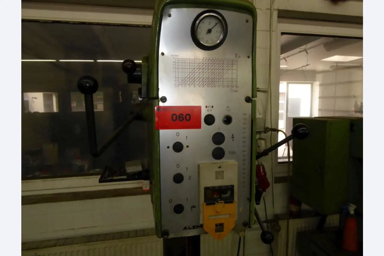 Máquinas para la fabricación de herrajes para muebles y juegos de puertas-5