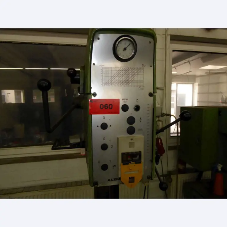 Máquinas para la fabricación de herrajes para muebles y juegos de puertas-5