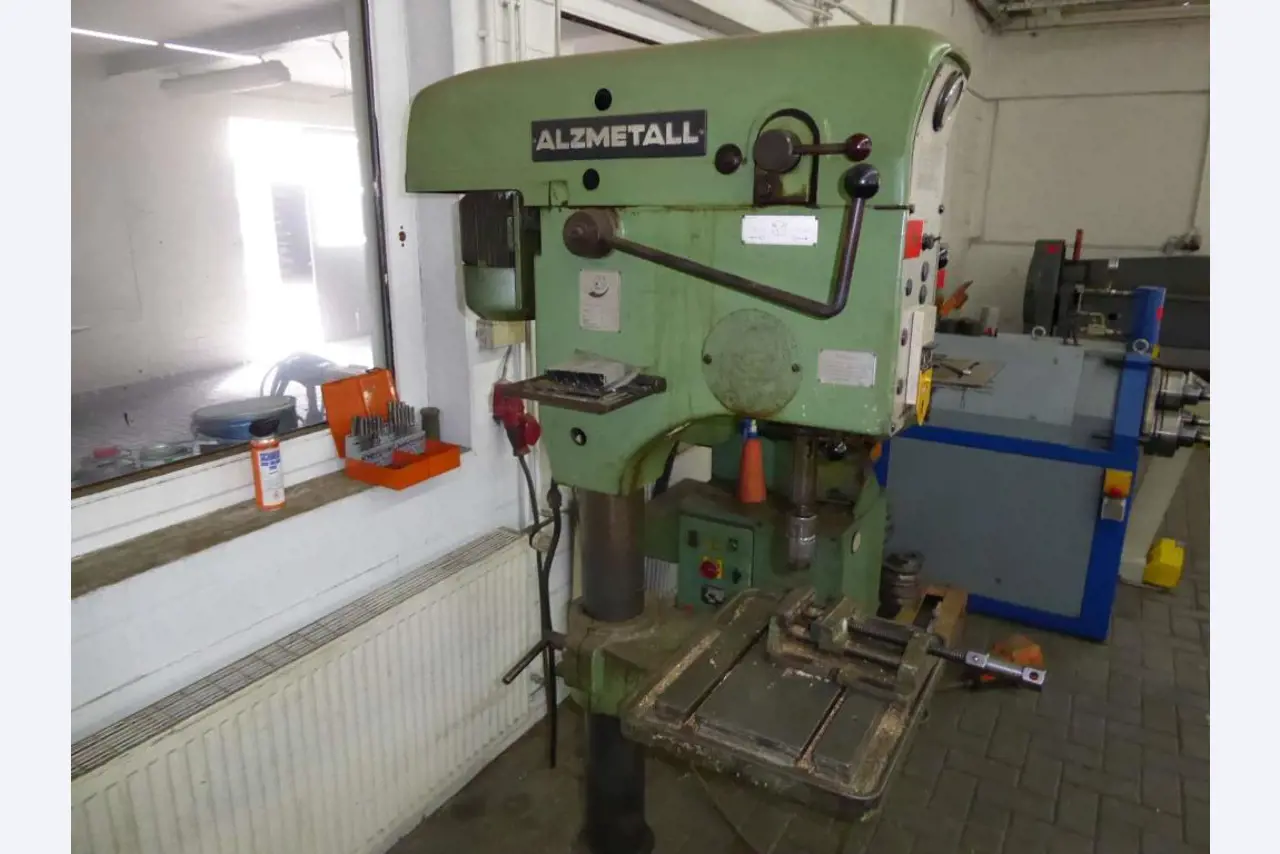 Máquinas para la fabricación de herrajes para muebles y juegos de puertas-6