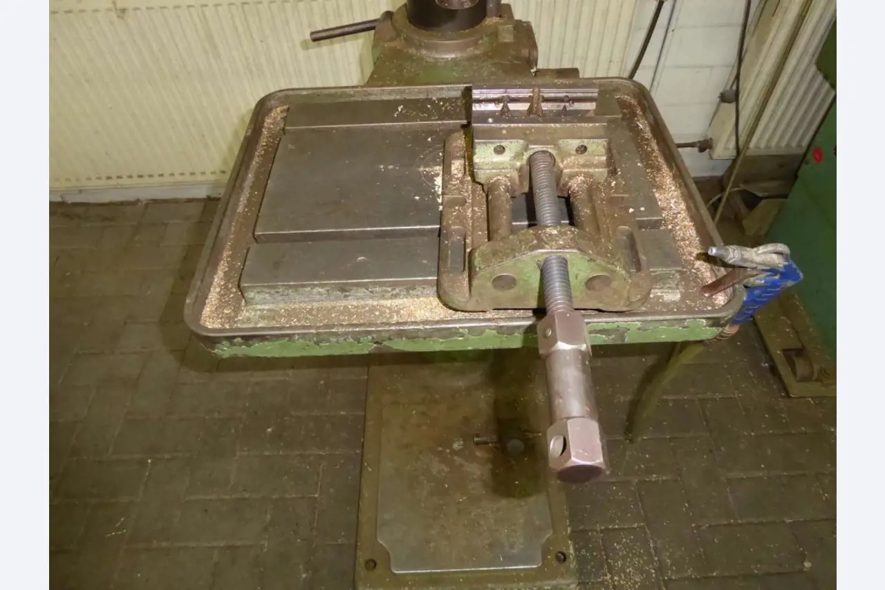 Máquinas para la fabricación de herrajes para muebles y juegos de puertas-8