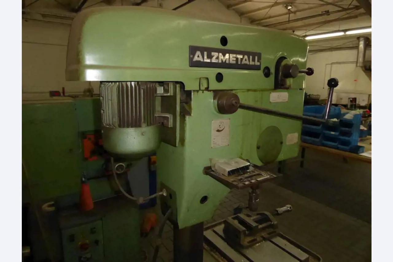 Máquinas para la fabricación de herrajes para muebles y juegos de puertas-9