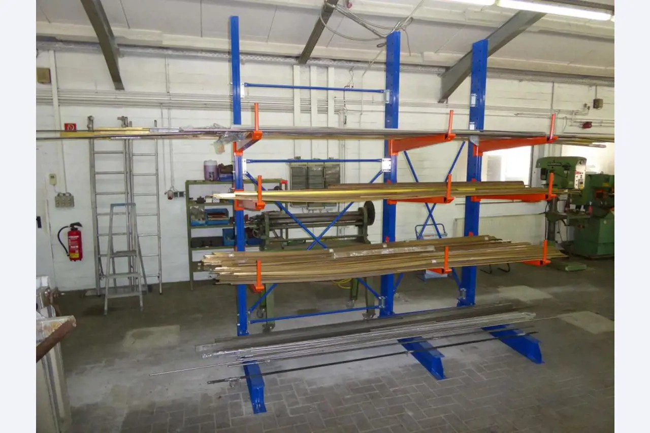 Máquinas para la fabricación de herrajes para muebles y juegos de puertas-1