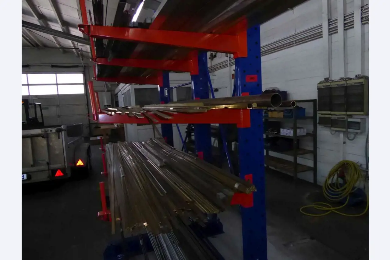 Máquinas para la fabricación de herrajes para muebles y juegos de puertas-3