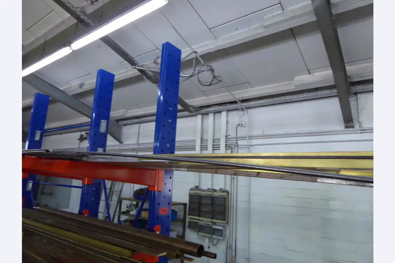 Máquinas para la fabricación de herrajes para muebles y juegos de puertas-5