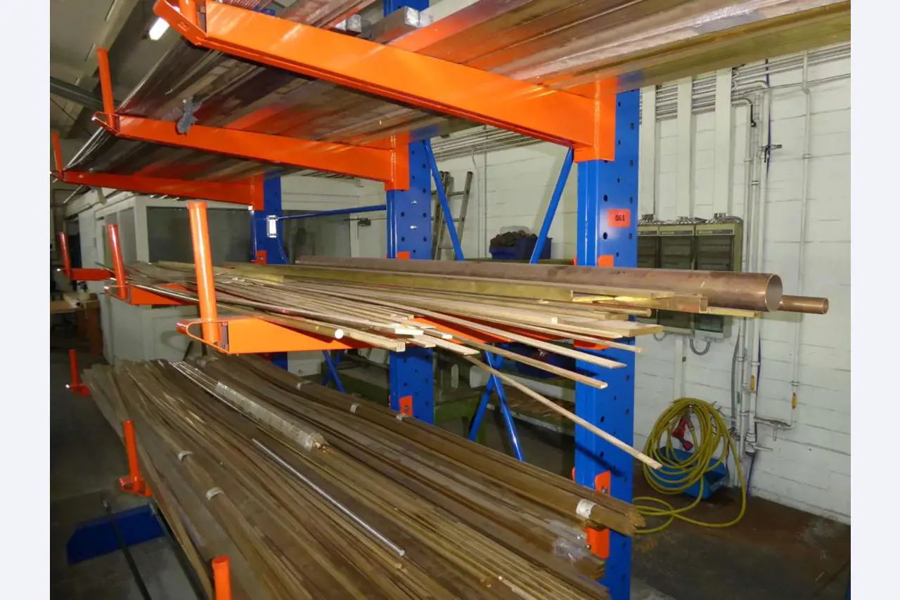 Máquinas para la fabricación de herrajes para muebles y juegos de puertas-6