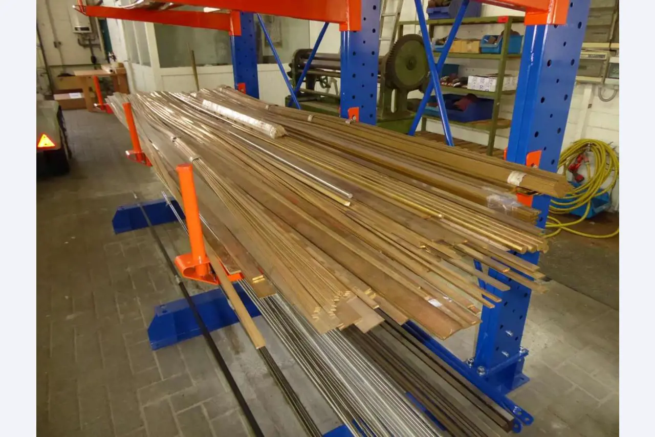 Máquinas para la fabricación de herrajes para muebles y juegos de puertas-7