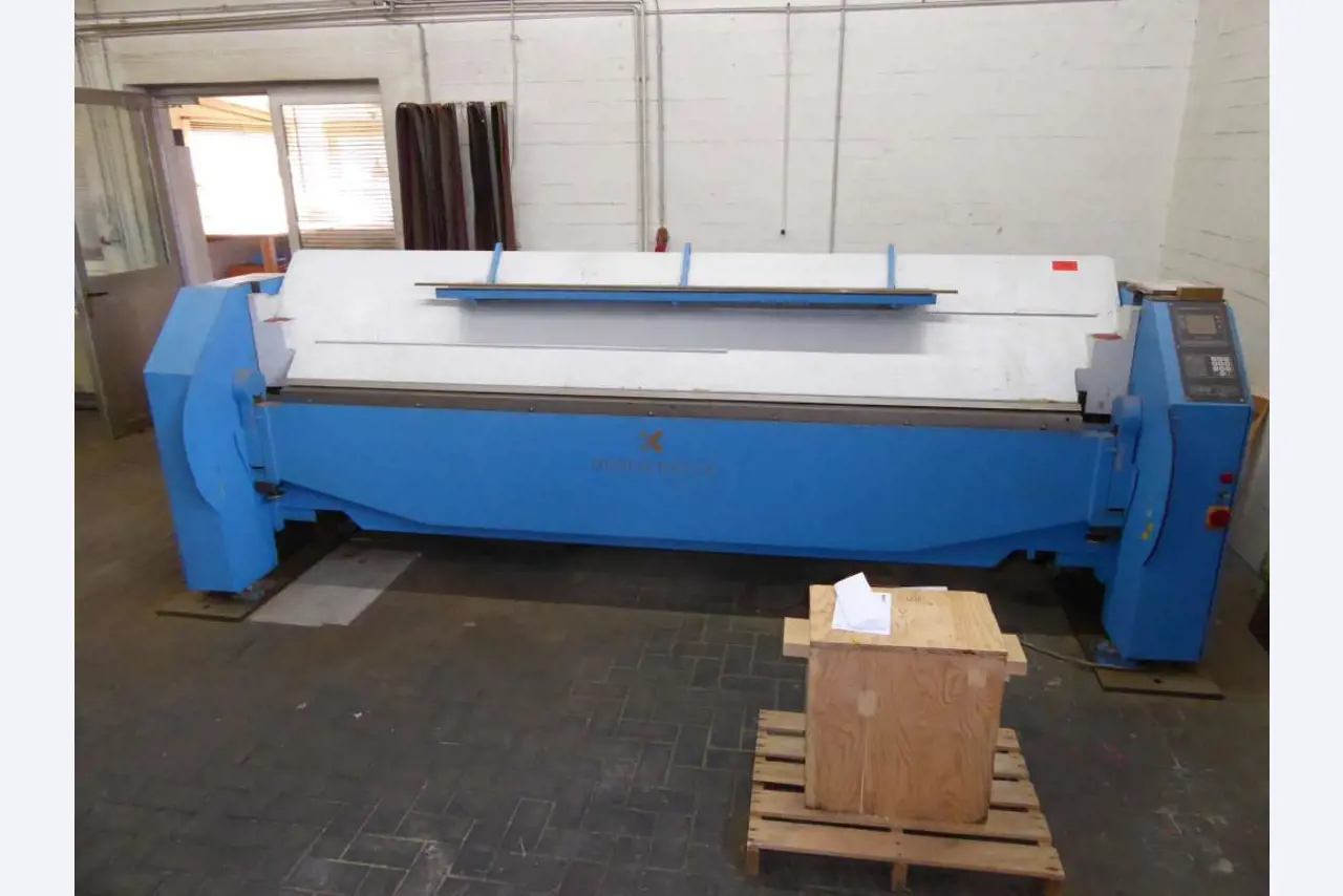 Máquinas para la fabricación de herrajes para muebles y juegos de puertas-10