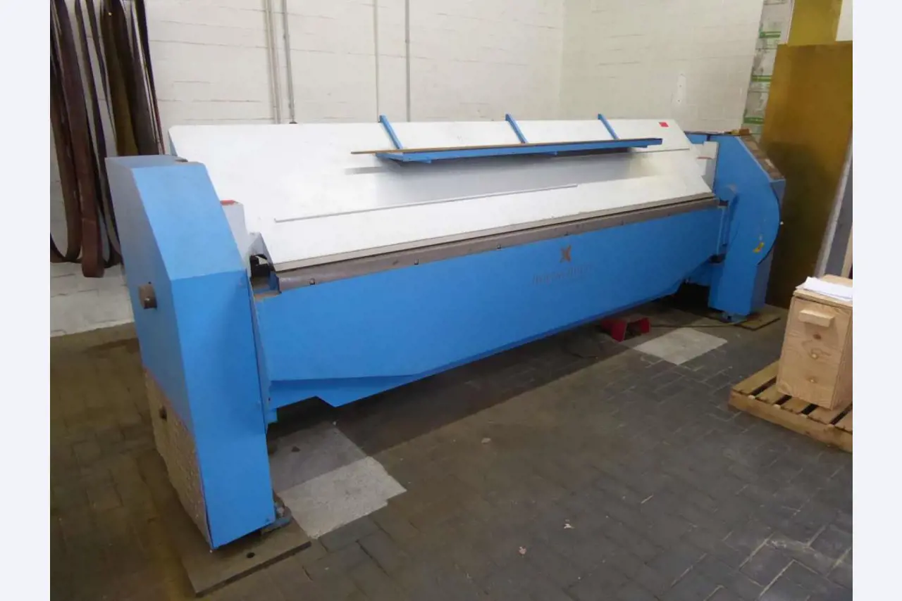 Máquinas para la fabricación de herrajes para muebles y juegos de puertas-1