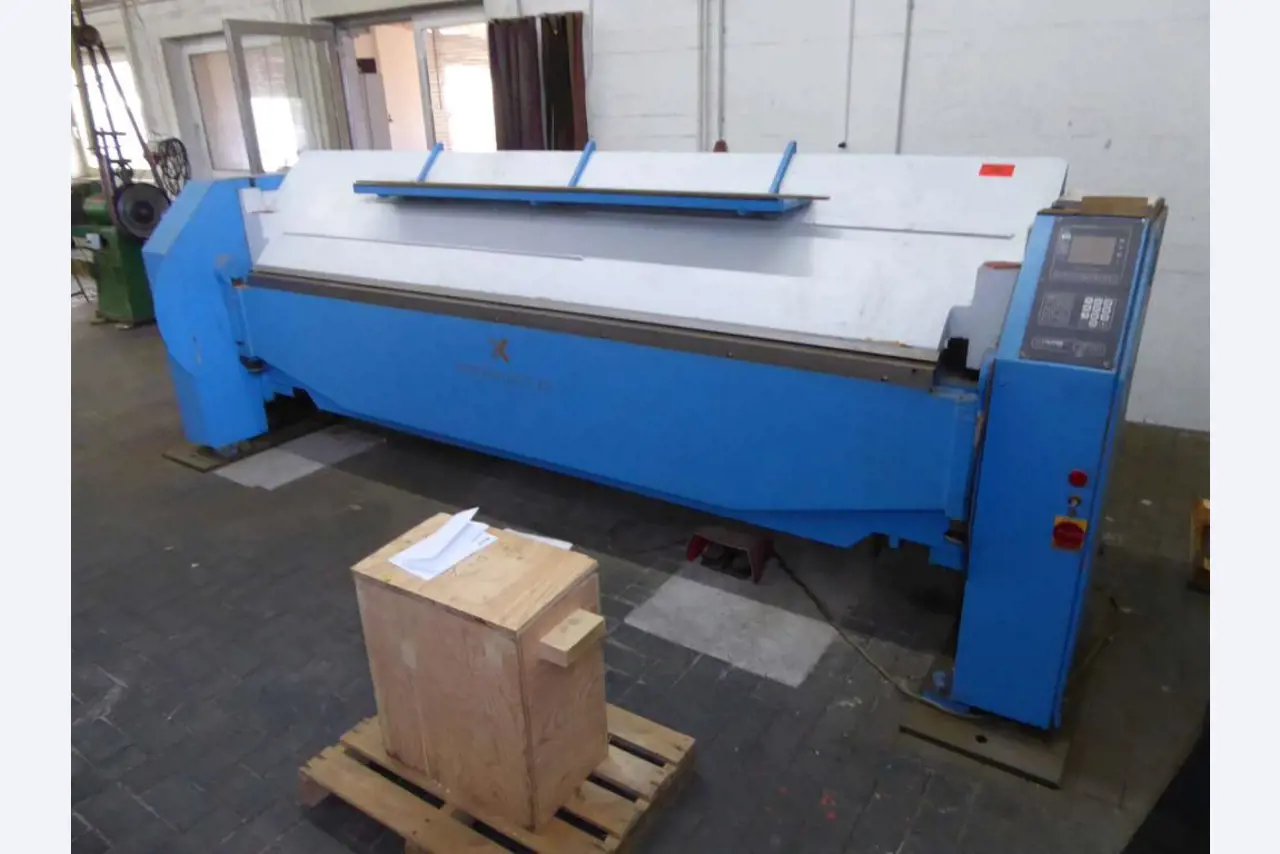 Máquinas para la fabricación de herrajes para muebles y juegos de puertas-2