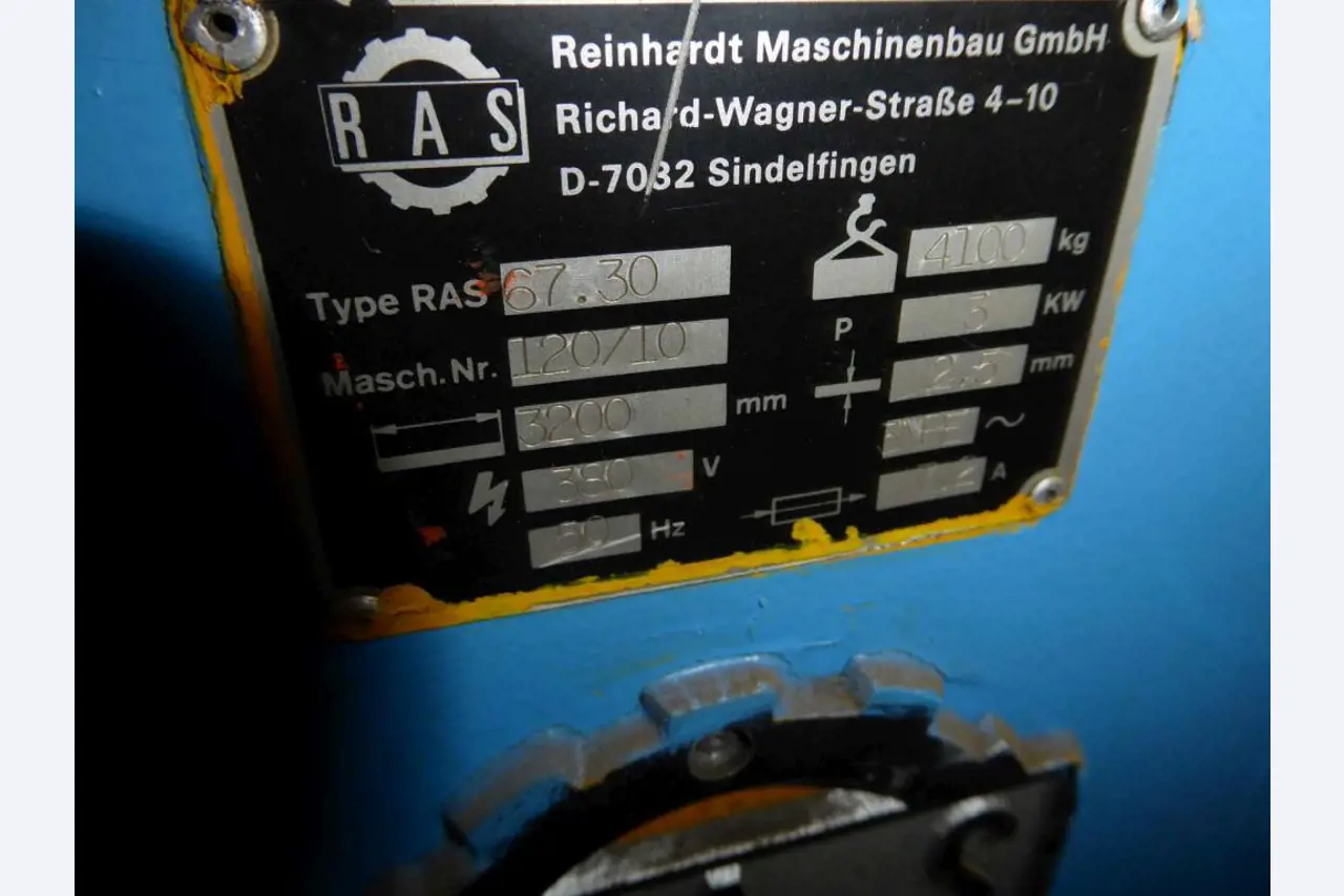 Máquinas para la fabricación de herrajes para muebles y juegos de puertas-3