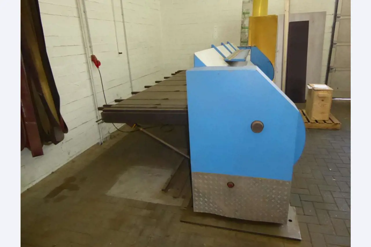 Máquinas para la fabricación de herrajes para muebles y juegos de puertas-6