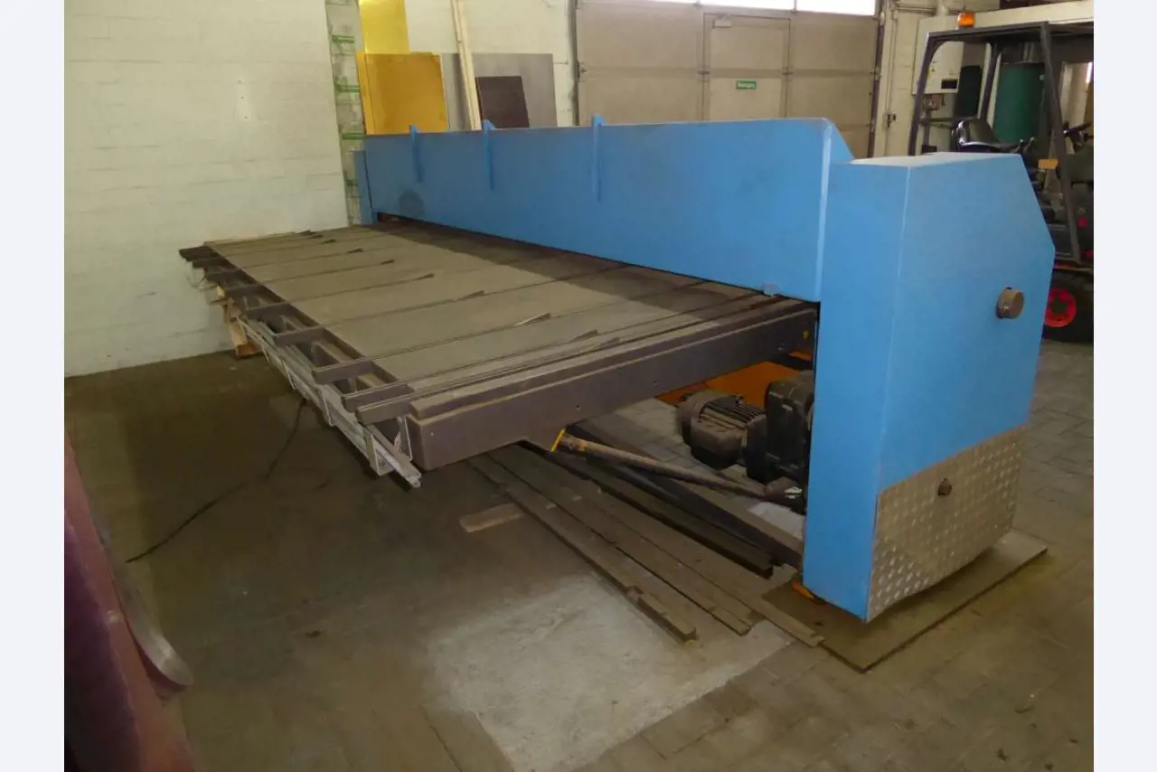 Máquinas para la fabricación de herrajes para muebles y juegos de puertas-7