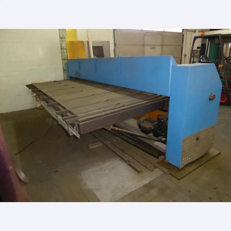 Máquinas para la fabricación de herrajes para muebles y juegos de puertas-7