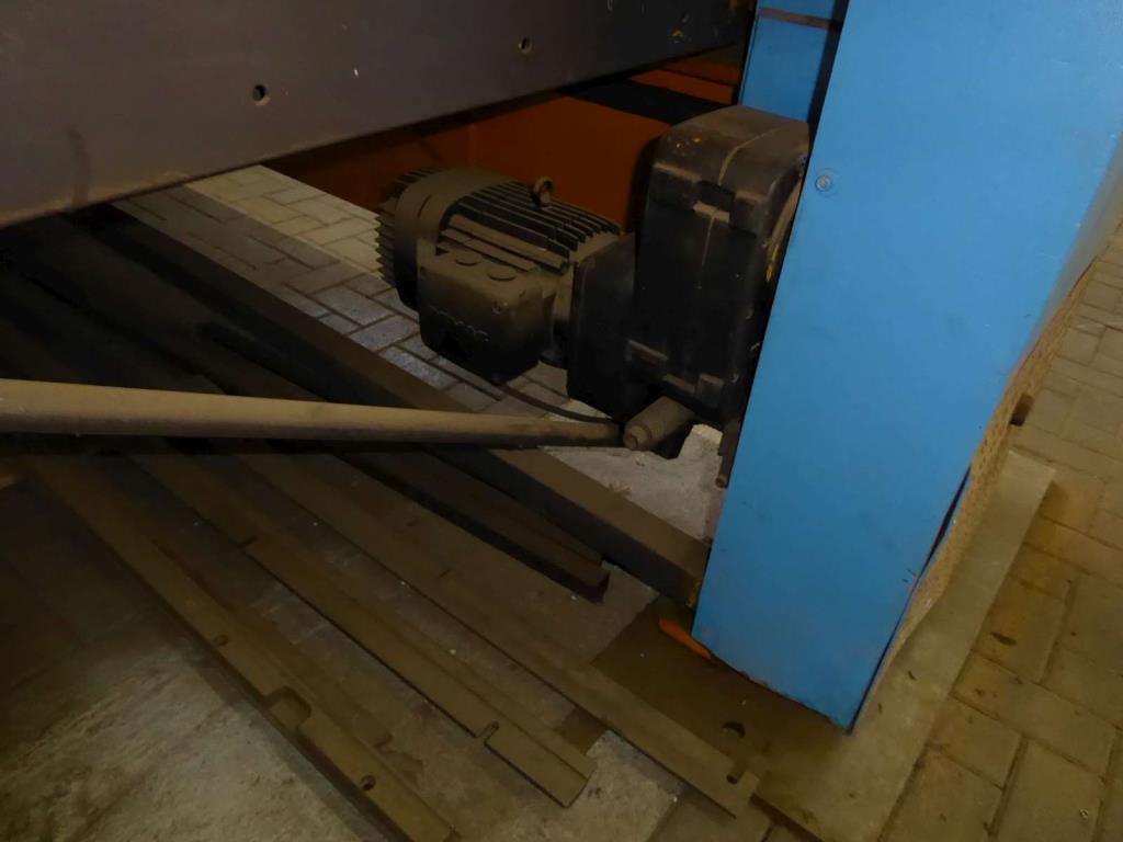 Stroji za proizvodnjo pohištvenega okovja in vratnih garnitur-9