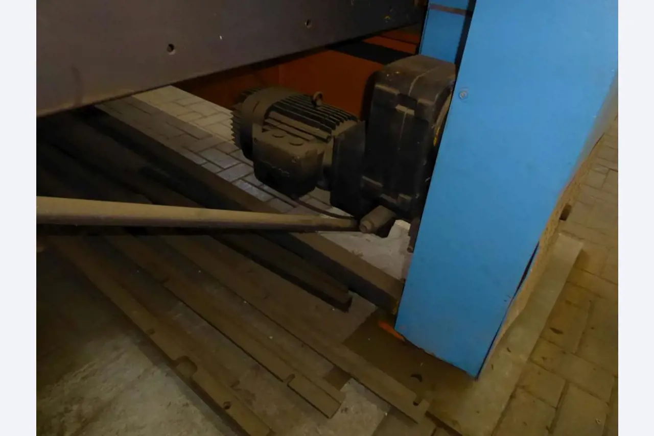 Máquinas para la fabricación de herrajes para muebles y juegos de puertas-9