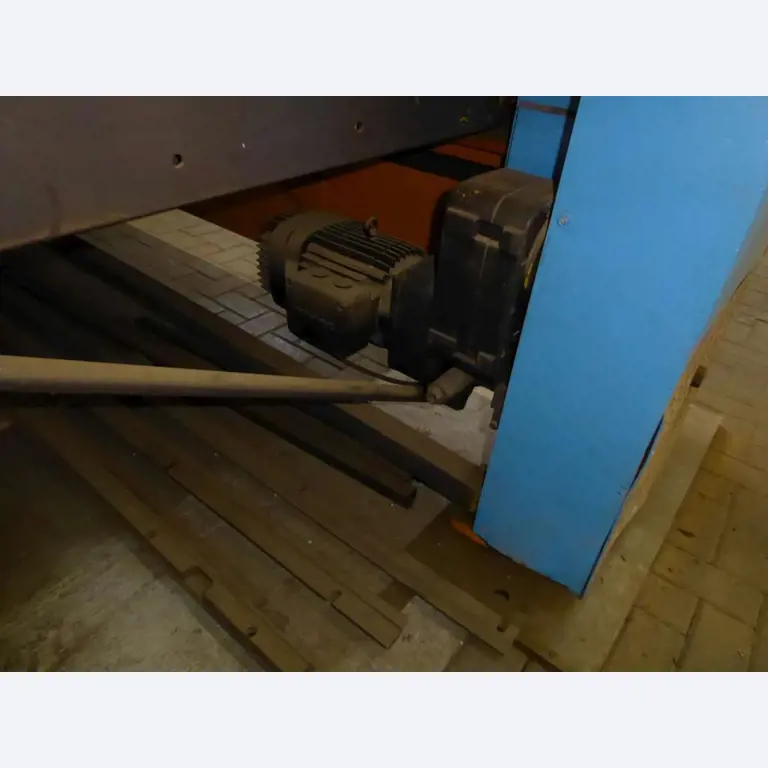 Máquinas para la fabricación de herrajes para muebles y juegos de puertas-9