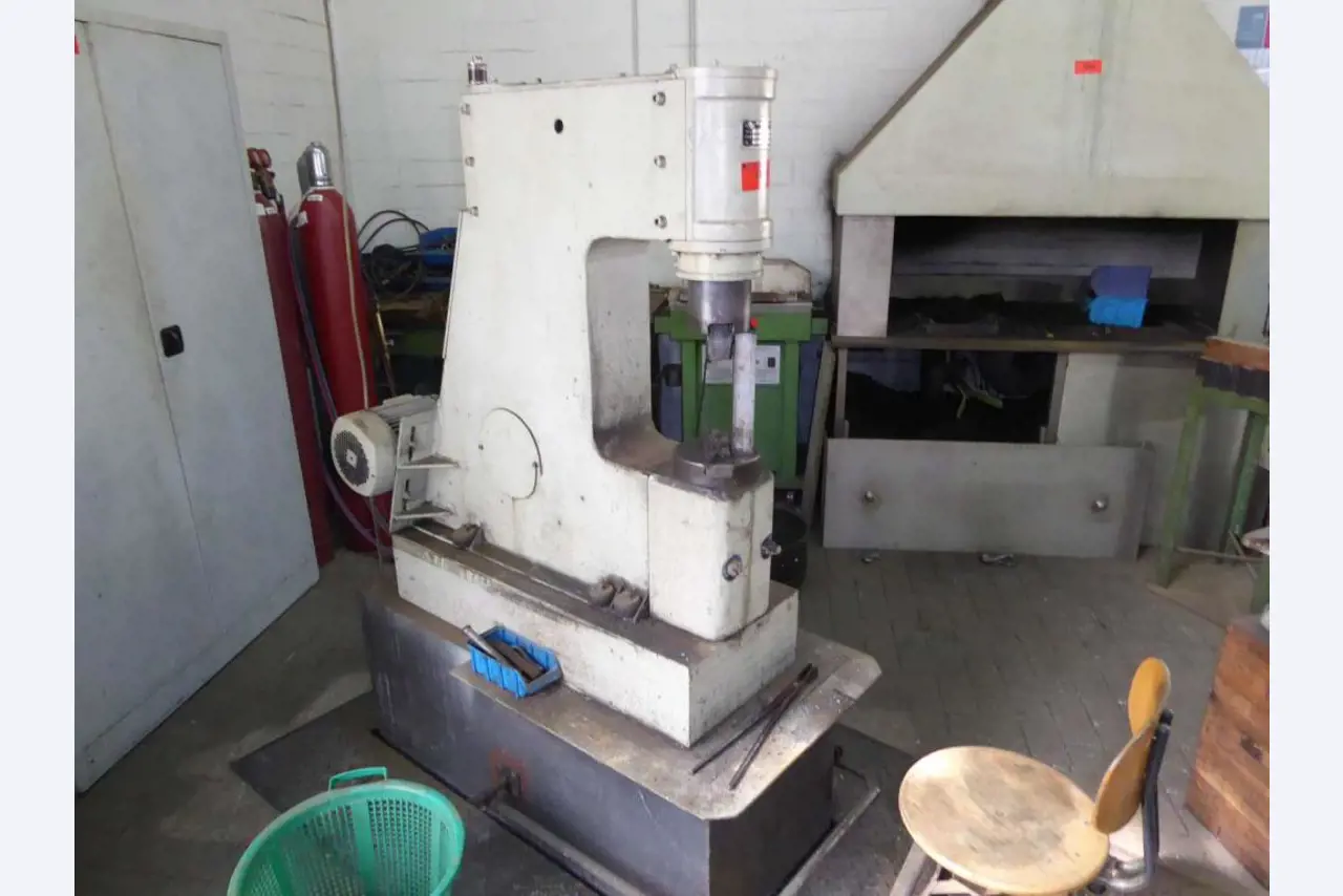 Máquinas para la fabricación de herrajes para muebles y juegos de puertas-1