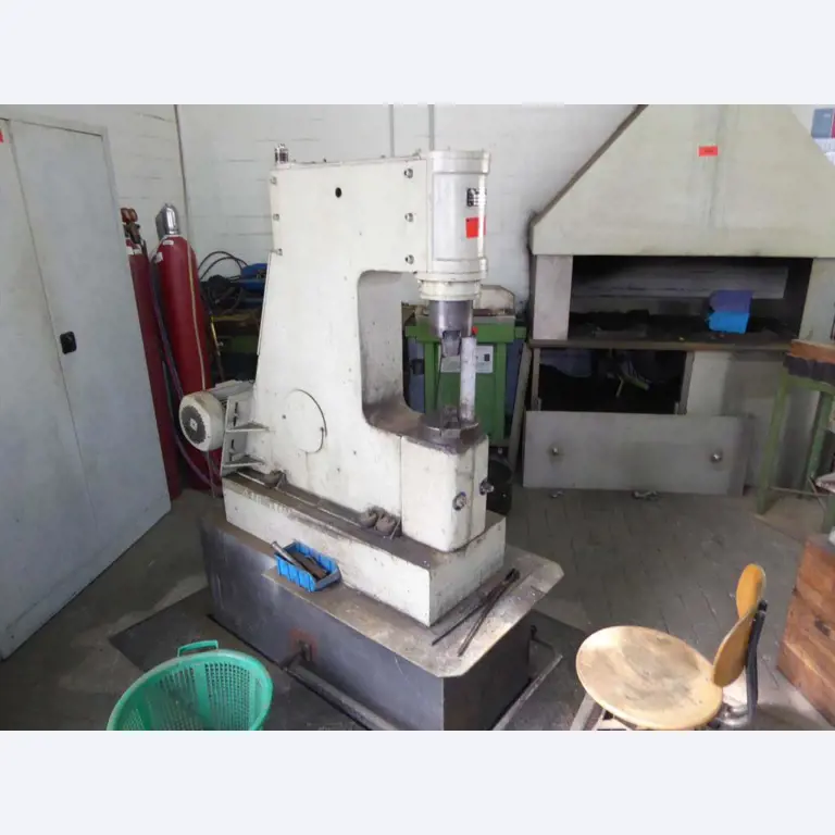 Máquinas para la fabricación de herrajes para muebles y juegos de puertas-1