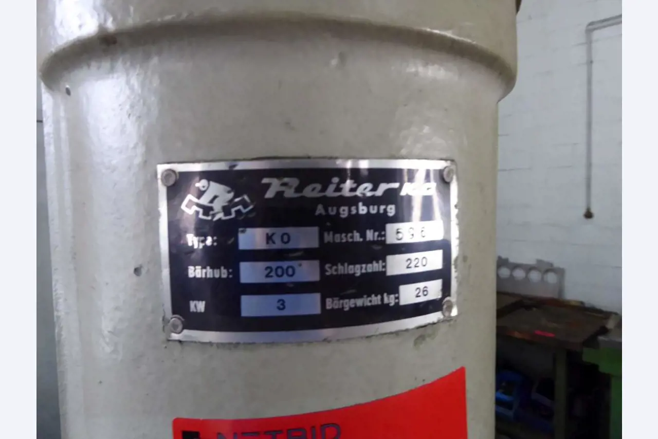 Máquinas para la fabricación de herrajes para muebles y juegos de puertas-2