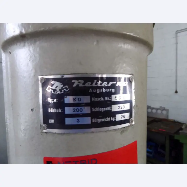 Máquinas para la fabricación de herrajes para muebles y juegos de puertas-2